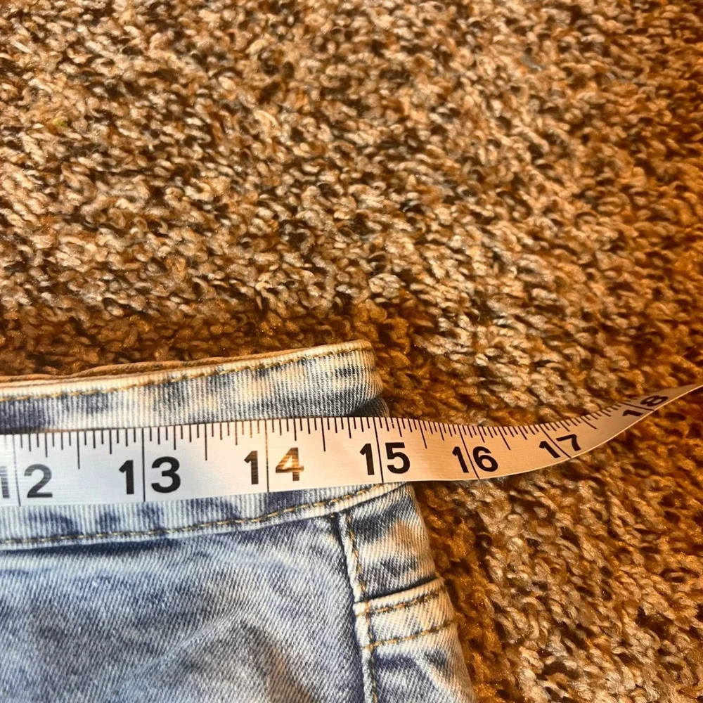 Indigo Rein Denim Shorts Distressed Frayed Hem Acid Wash Blue Size 11 - Picture 3 of 6